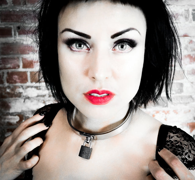 Flat-Band Collar with Padlock