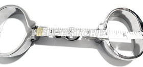 Chain span between Hamburg-8 cuffs beside a measuring tape